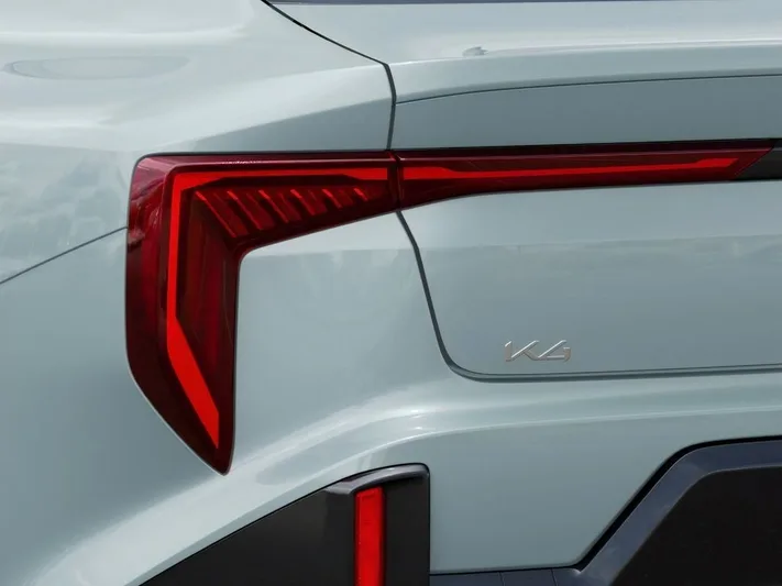 2025 Kia K4 - view 11