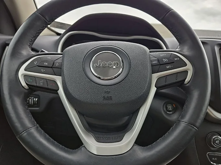 2016 Jeep Cherokee - view 13