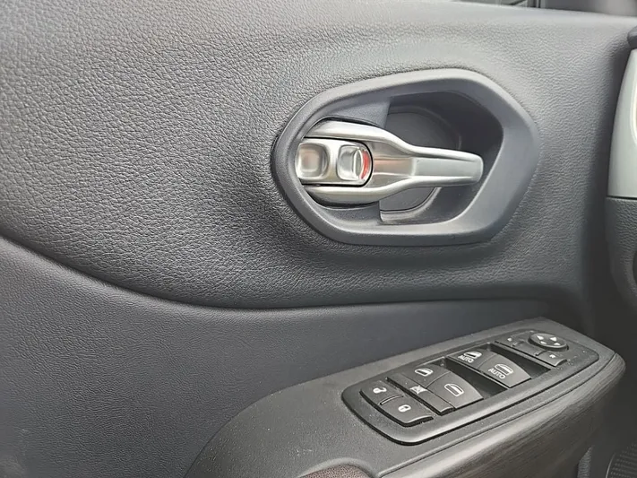 2016 Jeep Cherokee - view 17