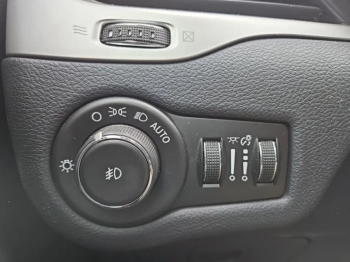 2016 Jeep Cherokee - view 19