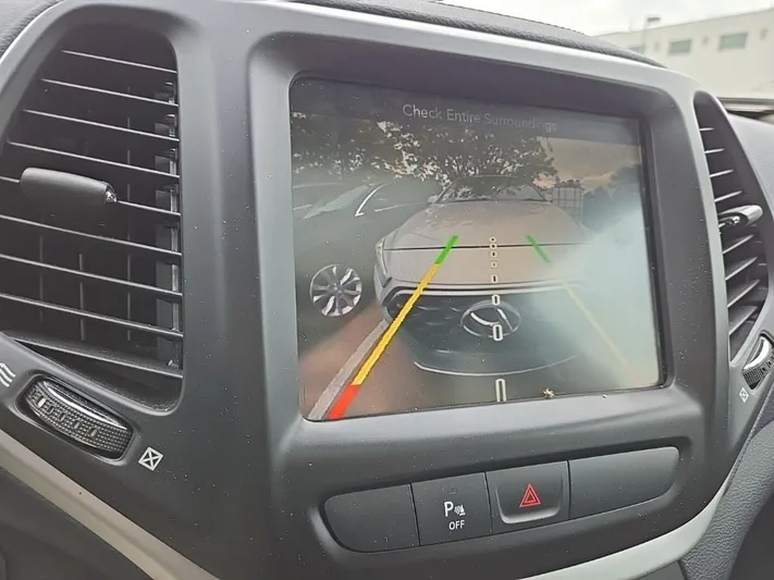 2016 Jeep Cherokee - view 21