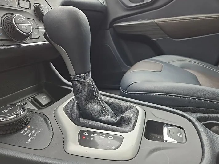 2016 Jeep Cherokee - view 24
