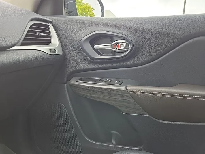 2016 Jeep Cherokee - view 25