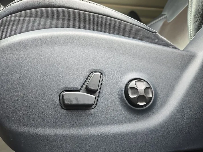 2016 Jeep Cherokee - view 32