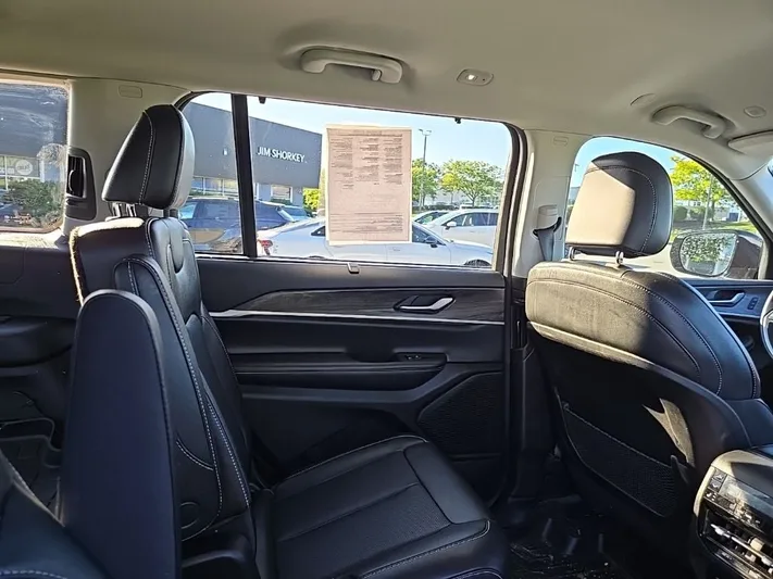 2023 Jeep Grand - view 31