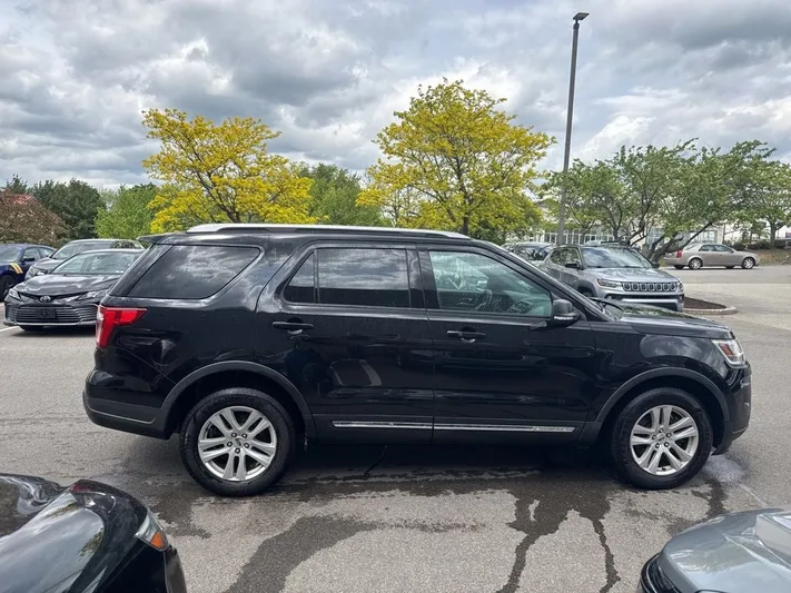 2019 Ford Explorer - view 2