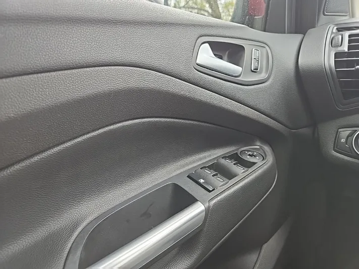 2016 Ford Escape - view 23