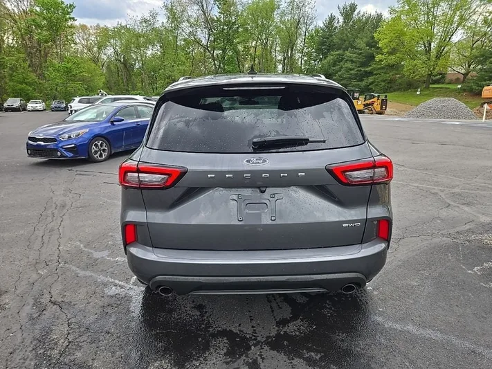 2024 Ford Escape - view 5