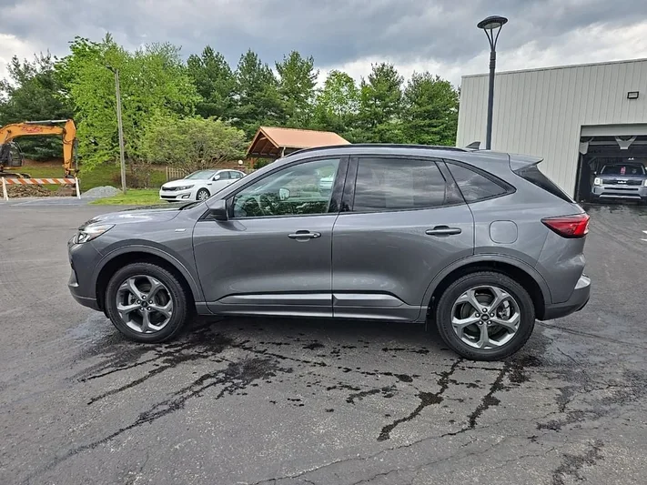 2024 Ford Escape - view 9
