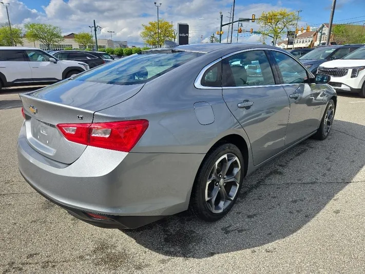 2023 Chevrolet Malibu - view 3