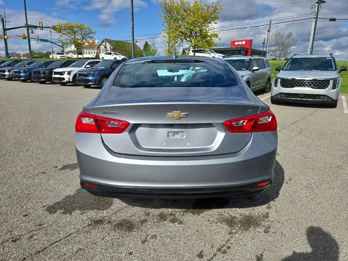 2023 Chevrolet Malibu - view 4