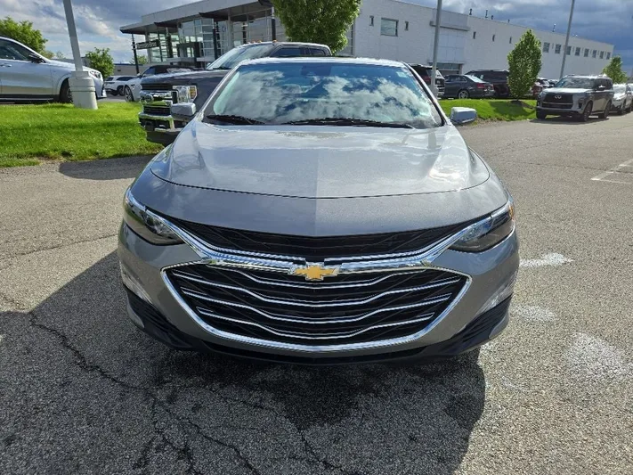 2023 Chevrolet Malibu - view 9