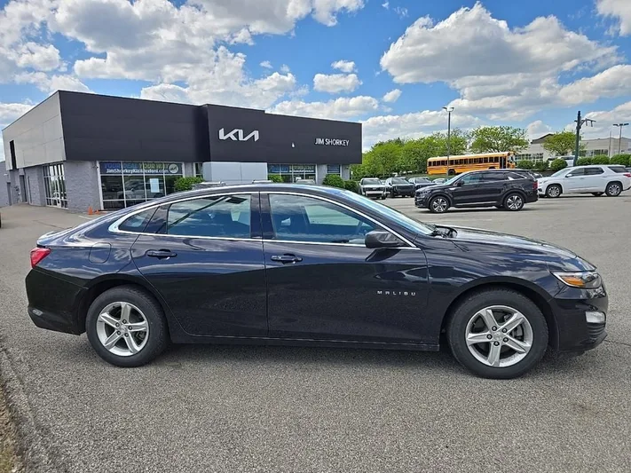 2023 Chevrolet Malibu - view 2