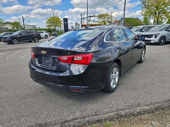 2023 Chevrolet Malibu - view 3