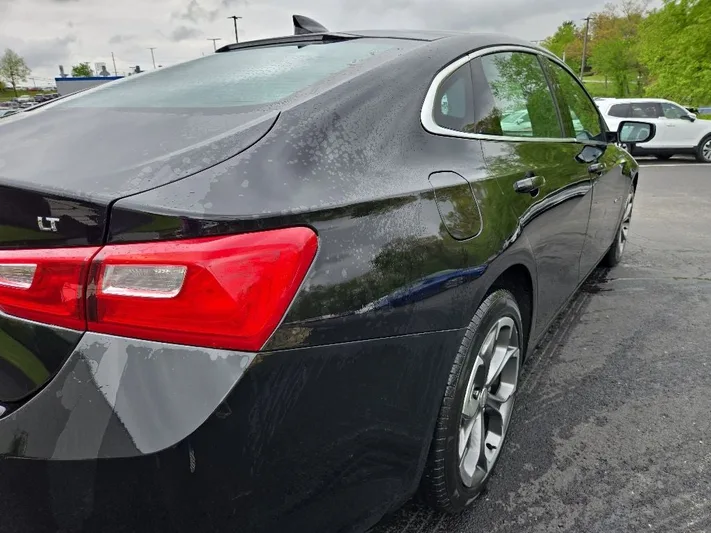 2023 Chevrolet Malibu - view 3