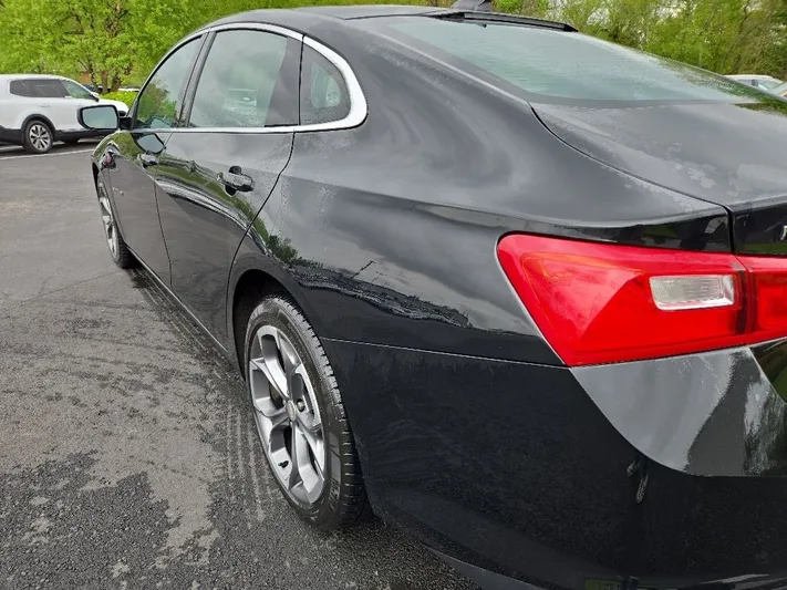 2023 Chevrolet Malibu - view 4