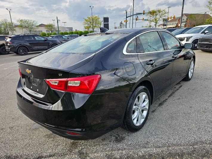 2023 Chevrolet Malibu - view 3