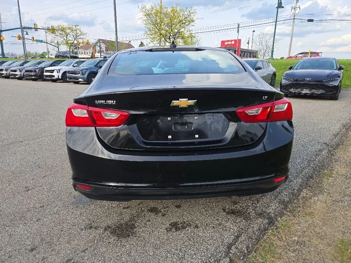 2023 Chevrolet Malibu - view 4