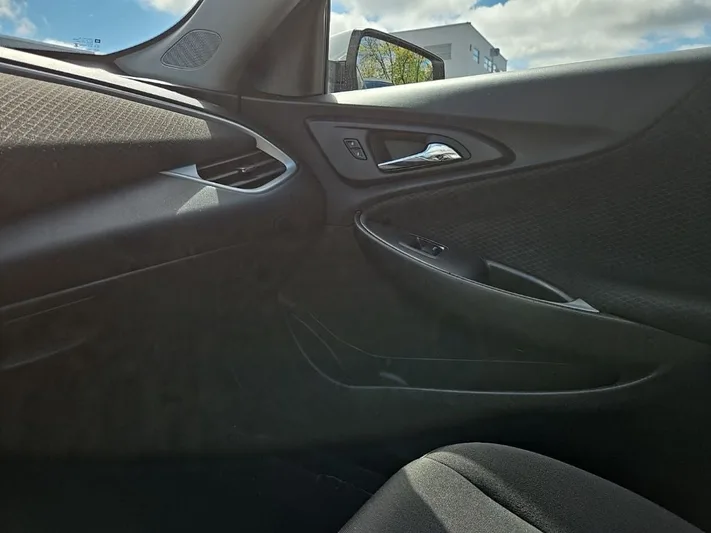 2023 Chevrolet Malibu - view 18