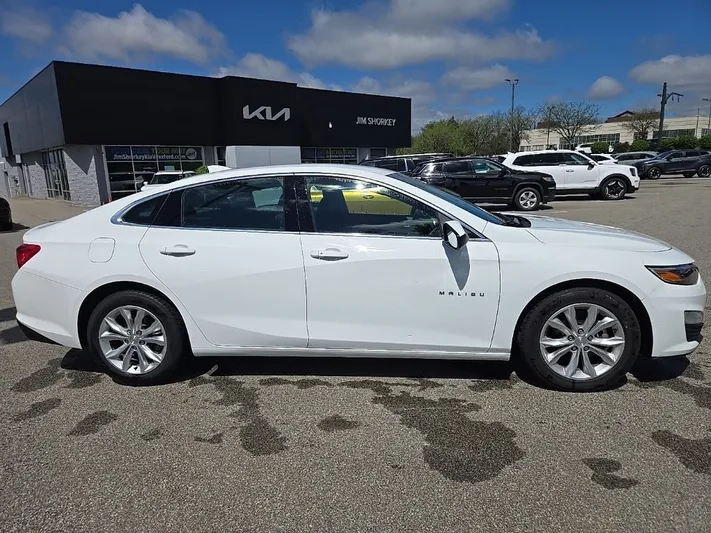 2023 Chevrolet Malibu - view 2