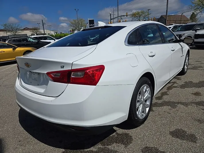2023 Chevrolet Malibu - view 3