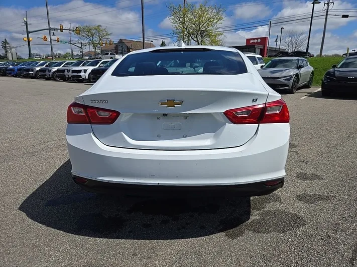 2023 Chevrolet Malibu - view 4