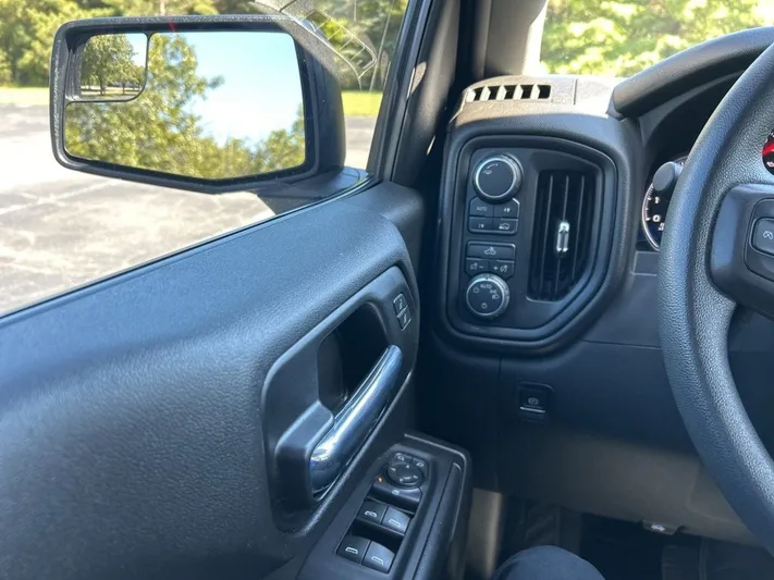 2020 Chevrolet Silverado - view 10