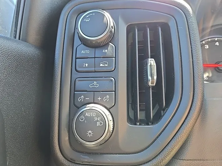 2020 Chevrolet Silverado - view 20
