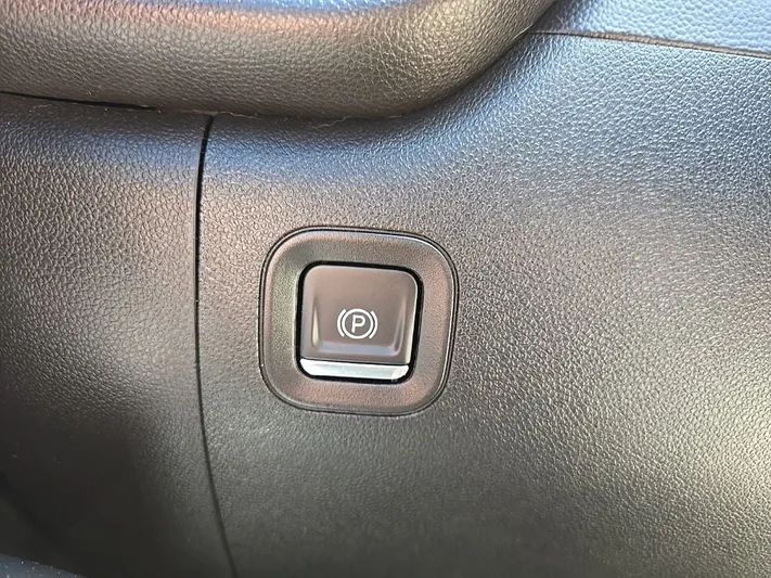 2020 Chevrolet Silverado - view 21