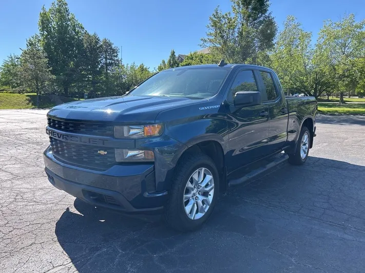 2020 Chevrolet Silverado - view 3