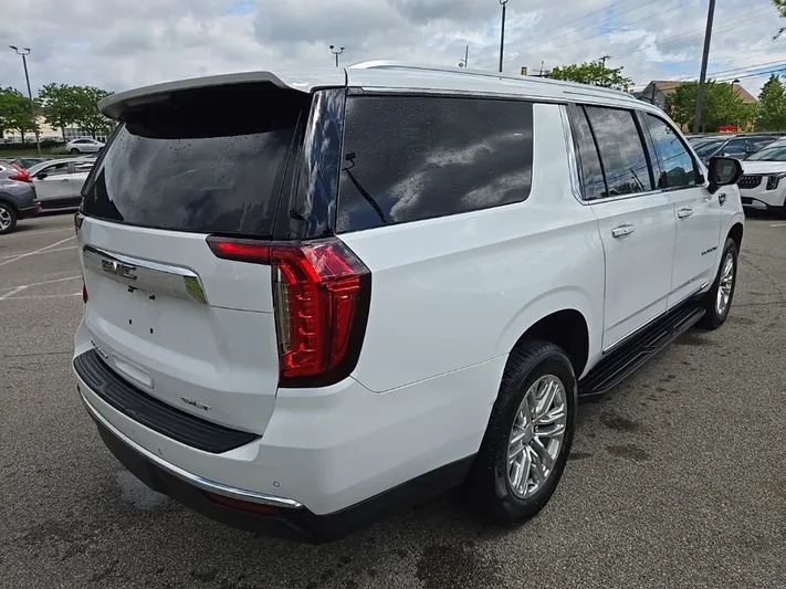 2023 GMC Yukon - view 3