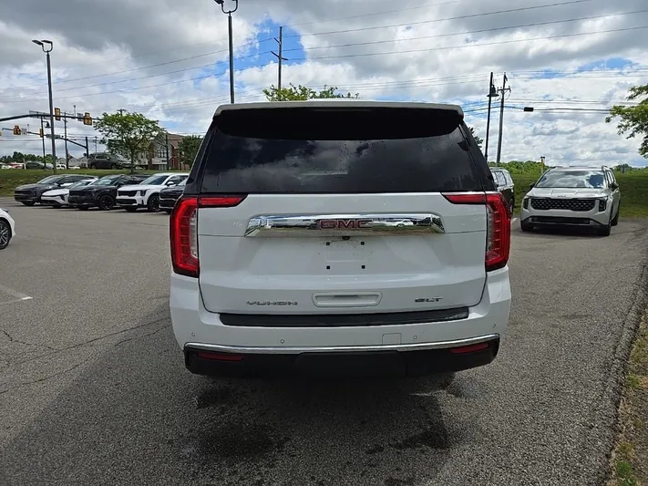 2023 GMC Yukon - view 6