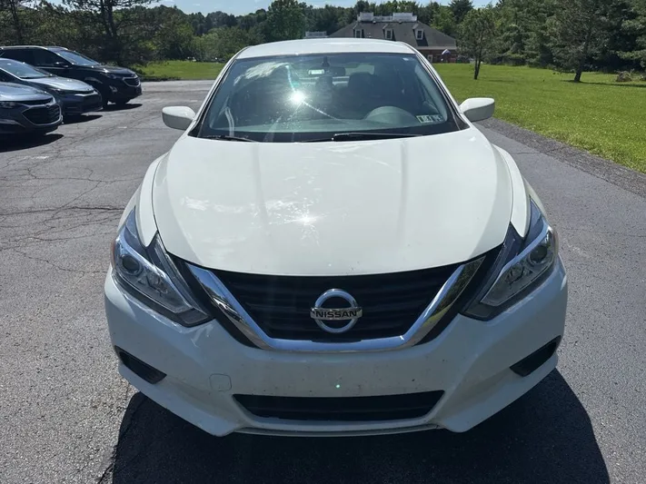 2018 Nissan Altima - view 2