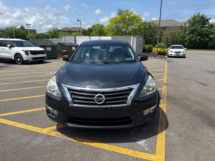 2015 Nissan Altima - view 2