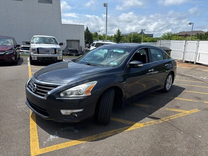 2015 Nissan Altima - view 3