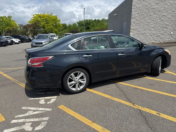 2015 Nissan Altima - view 5