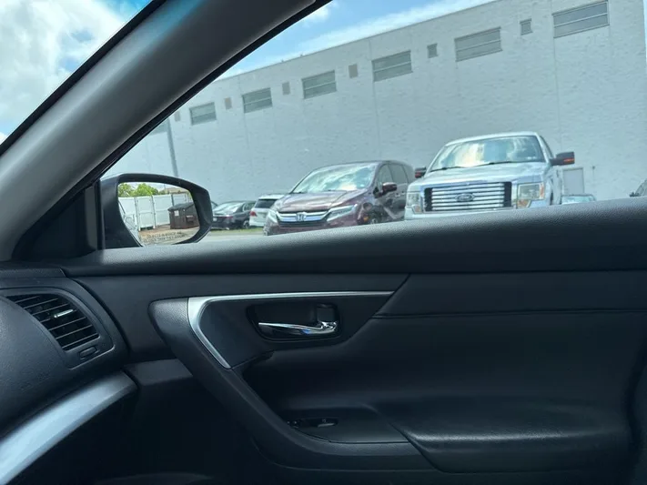 2015 Nissan Altima - view 9