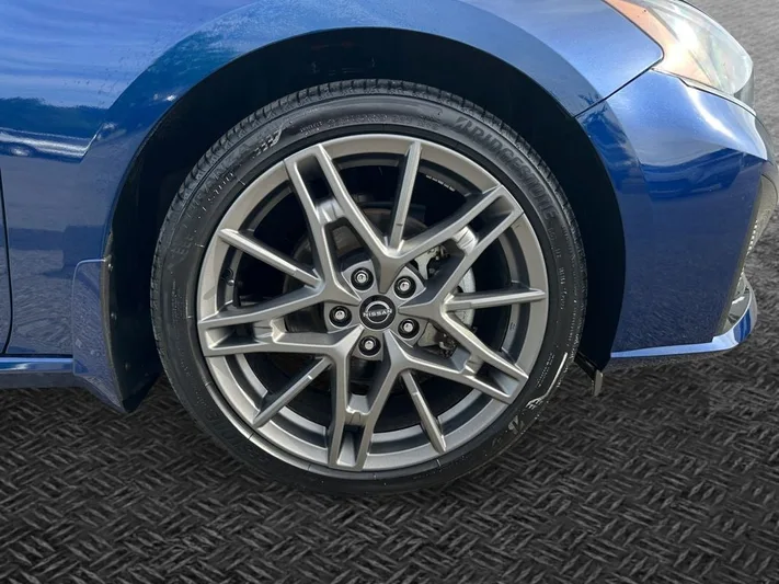 2023 Nissan Altima - view 11