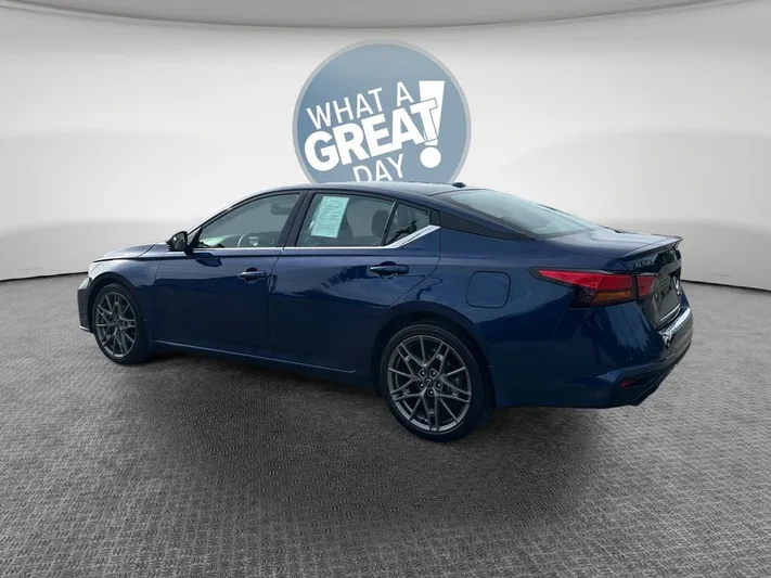 2023 Nissan Altima - view 6