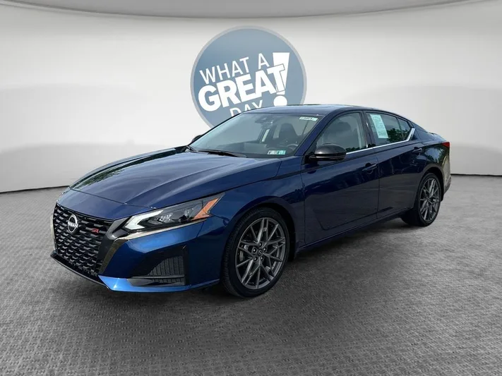 2023 Nissan Altima - view 8