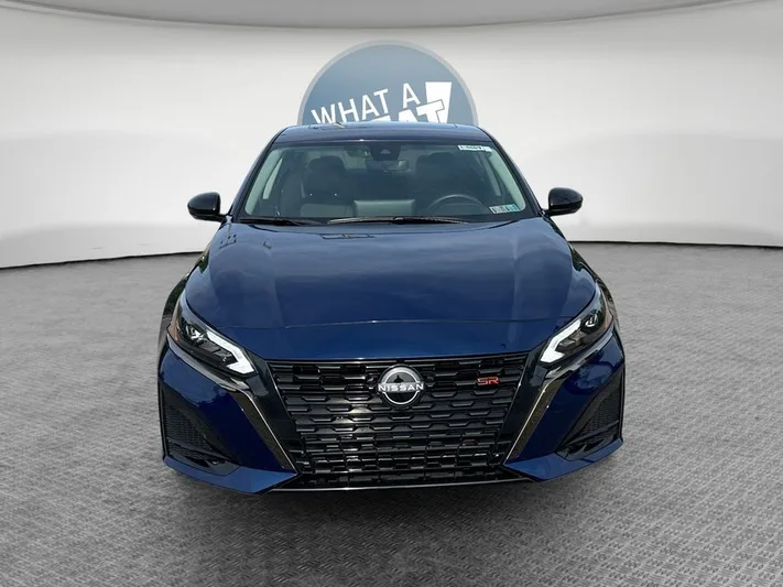 2023 Nissan Altima - view 9