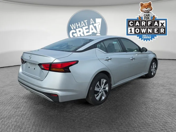 2023 Nissan Altima - view 3