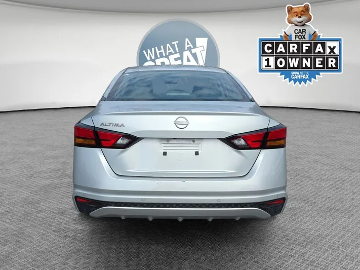 2023 Nissan Altima - view 5