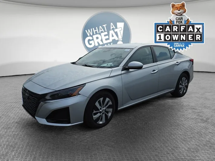 2023 Nissan Altima - view 8