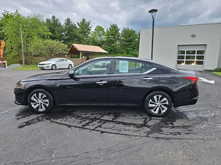 2022 Nissan Altima - view 10