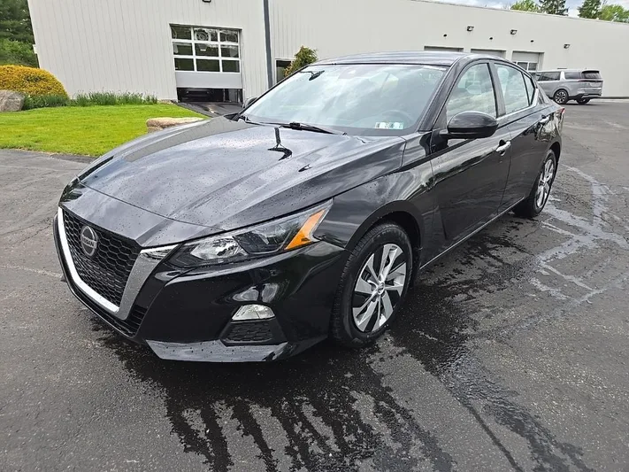 2022 Nissan Altima - view 11