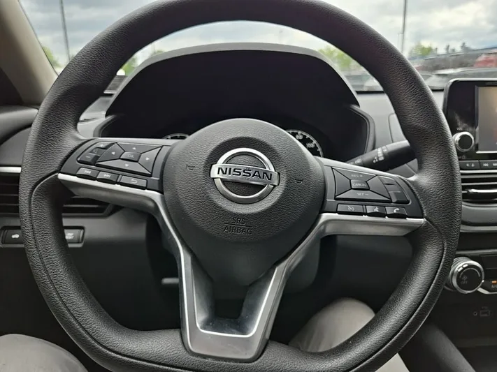 2022 Nissan Altima - view 14