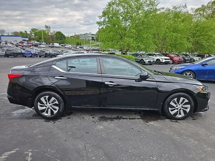 2022 Nissan Altima - view 2