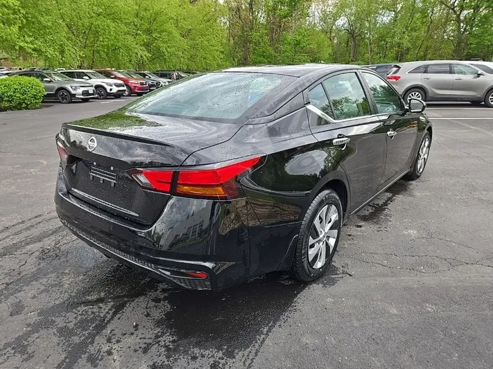 2022 Nissan Altima - view 3