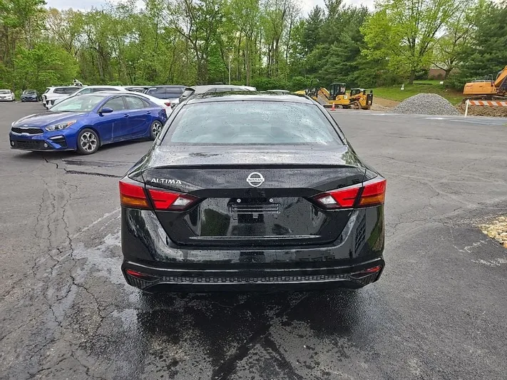 2022 Nissan Altima - view 4